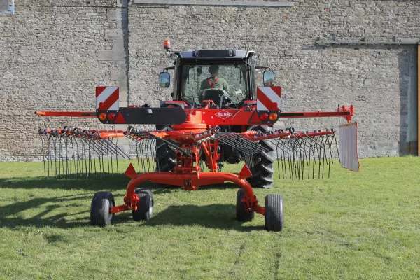 GA 1031 T en position passage d'andain