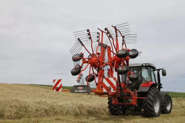 Plus besoin de démonter les bras pour aller sur la route, comparé à un andaineur monorotor