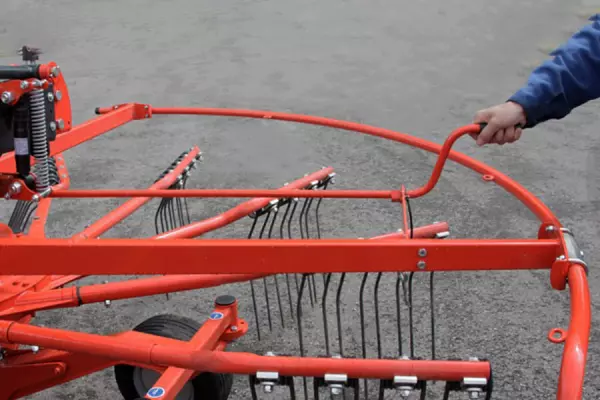 Le GA 13031 reste simple d'utilisation : réglage individuel de la hauteur de travail par manivelle