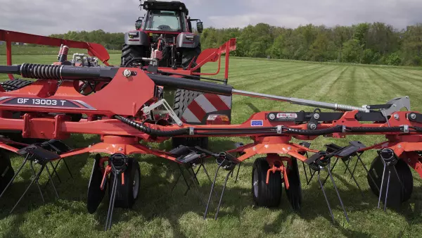 Les fourches assymétriques montées sur le rotor OPTITEDD permettent de ramasser l'intégralité du fourrage.