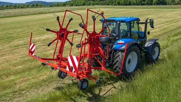 Le faneur GF 5903 au transport sur route en toute sécurité.