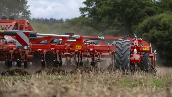 Le grand dégagement sous bâti de HIGHLANDER garantit un flux de terre régulier et sans bourrage.