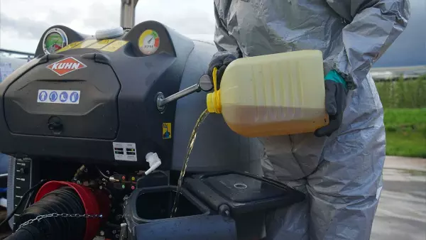 Opérateur vidant un bidon dans l'incorporateur du pulvérisateur GEO 2