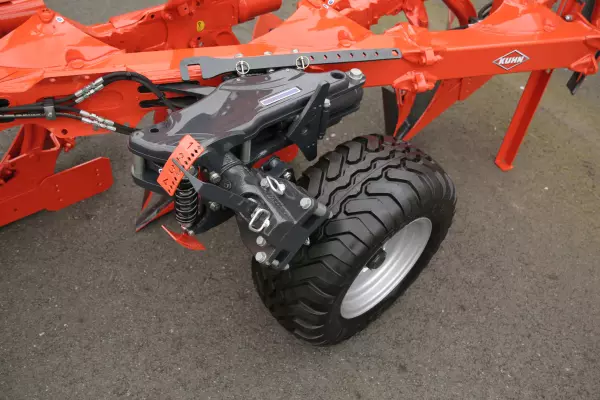 La roue latérale de la MASTER L est intégrée au plus près du bâti pour un débordement limité.