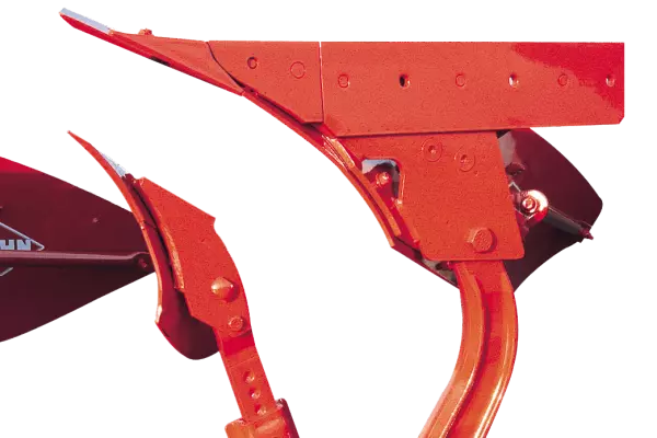 Les rasettes des charrues MASTER 183 améliorent la qualité de retournement de la bande de terre.