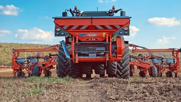 Photo de semoir de précision modèle MAXIMA 3 avec trémie frontale