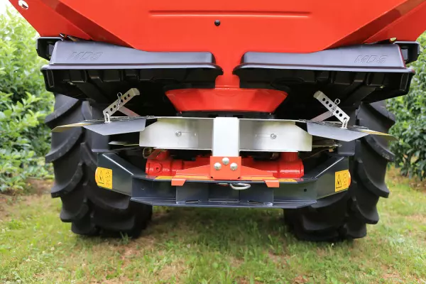 Déflecteur d'épandage sur deux rangs pour épandage localisé aux pieds des plantations avec les distributeurs d'engrais portés MDS 8.2