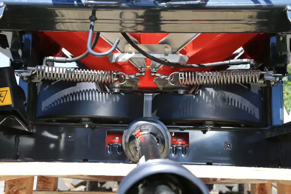 Distributeur d'engrais MDS .2 version K commande des vannes par deux vérins hydrauliques simple effet