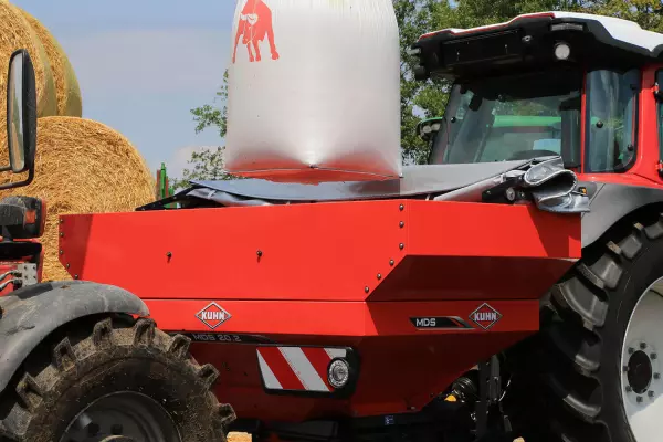 Trémie d'une capacité de 2000 l pour le nouveau distributeur d'engrais MDS 20.2 offrant un chargement par big bag facile