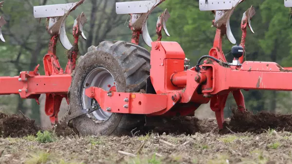 MULTI-LEADER-XT_Ploughing_single-wheel-plough.jpg
