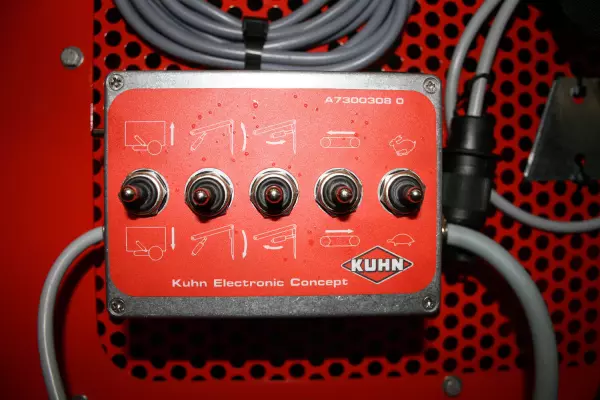 La commande électrique en option sur les désileuses distributrices POLYCROK pour contrôler votre machine du bout des doigts