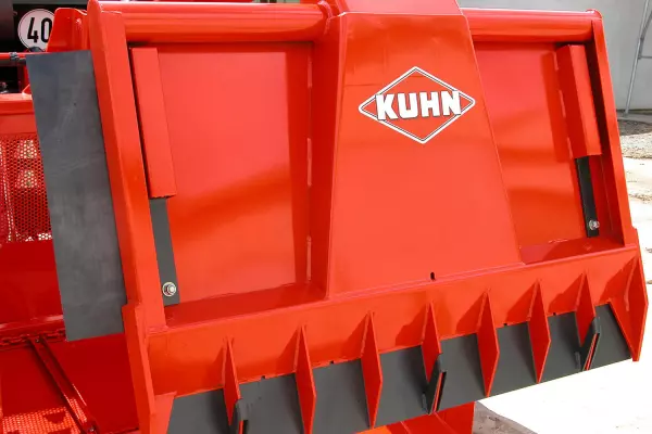 Plaque d'étanchéité et bavettes latérales sur la désileuse distributrice POLYCROK pour des bas de silos toujours propres