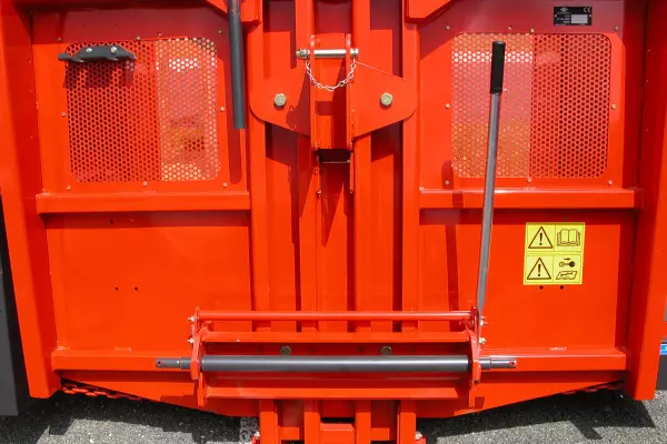 Attelage semi-automatique très rapide sur la désileuse distributrice POLYCROK