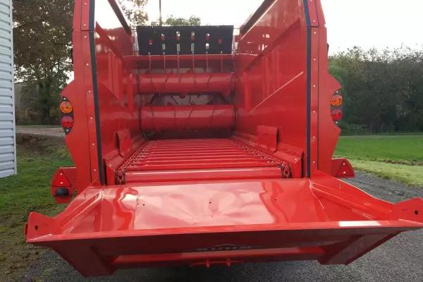 Les 2 démêleurs tout fourrage sur la pailleuse KUHN PRIMOR 15070 M s'adaptent à tous les fourrages