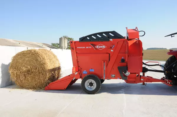 Chargement avec la pailleuse distributrice KUHN PRIMOR 3570 M