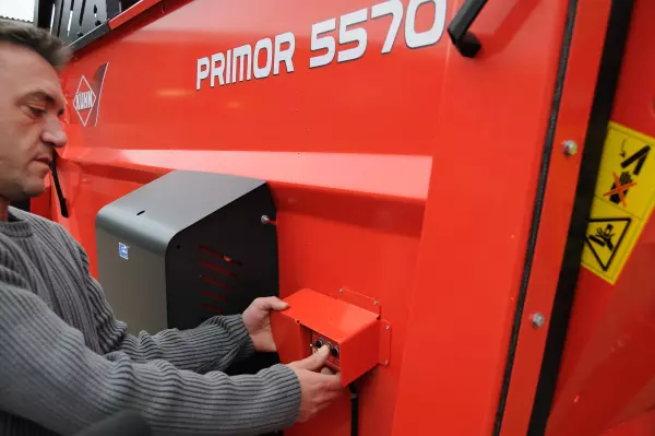 Double commande pour hayon et tapis situé à l'arrière gauche de la Pailleuse Distributrice Hacheuse Distributrice KUHN PRIMOR 4260 M CUT CONTROL