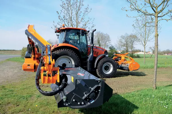 Faucheuse Débroussailleuse KUHN PRO-LONGER GII 5683 SP : le "plus" visibilité du bras semi-avancé OPTIview