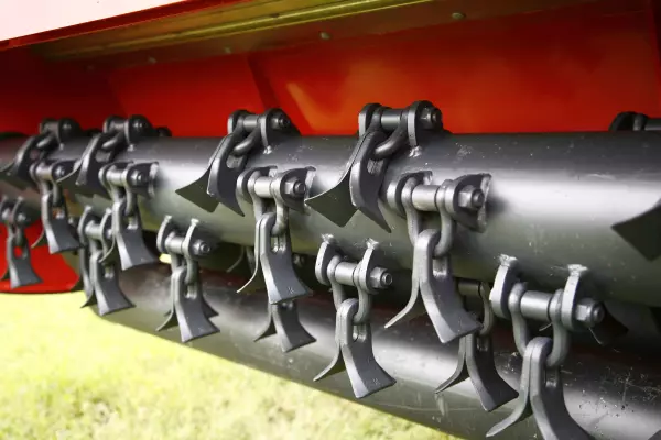 Les broyeurs PRO sont adaptés au broyage de l'herbe et des broussailles grâce aux fléaux Y sur manilles