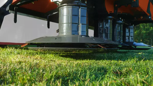 Le capot frontal est rabattable pour mieux accéder aux couteaux.