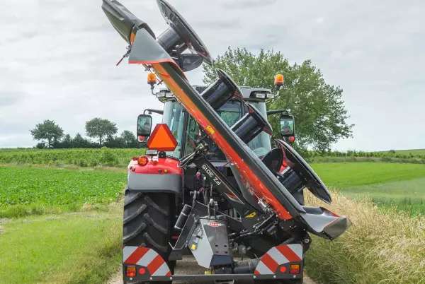 Pour la stabilité, en position de transport, l'inclinaison à 128° de la machine assure une meilleure répartition du poids au niveau de l'essieu arrière.