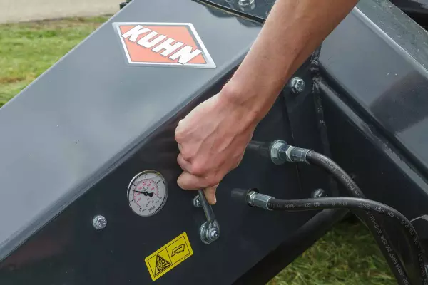 Le dispositif LIFT-CONTROL est un système hydropneumatique de suspension où un accumulateur à boule d'azote remplace le ressort traditionnel.