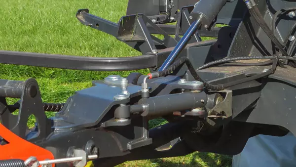 Le dispositif LIFT-CONTROL est un système de suspension dans lequel un accumulateur à boule d'azote remplace le traditionnel ressort. Le système tire parti des forces cinétiques qui agissent sur le groupe de fauche.