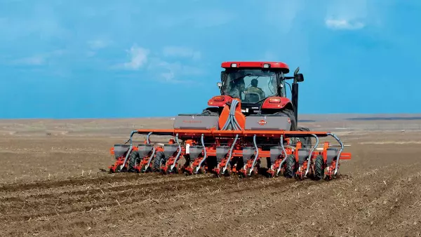 Photo de semoir de précision PLANTER 3 en action de semis