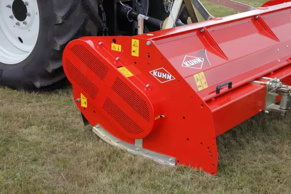 La capot arrière du broyeur RM 320 qui s'ouvre manuellement pour un meilleur accès au rotor afin de changer les outils facilement.