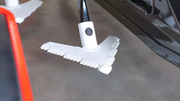 Gros plan sur les socs de la bineuse ROWLINER