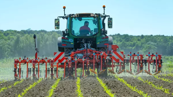 Photo de la bineuse ROWLINER avec des éléments bineurs relevés par Section Control