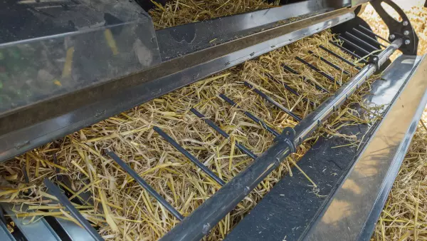 Le rouleau POWER FEED est un rouleau d’alimentation actif qui suit précisément la hauteur de l’andain