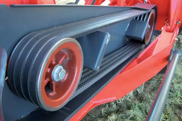 La transmission par 4 courroies trapézoïdales sur les Faucheuses d'Accotement SPRING-LONGER Série 80 apporte fiabilité et réduction des frais d'entretien
