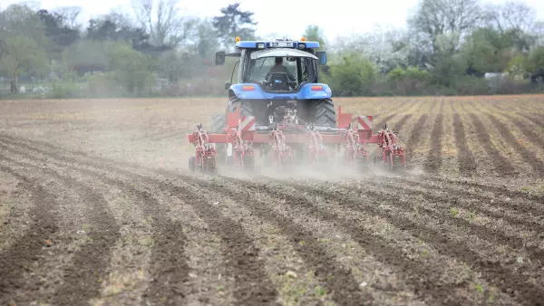 Le passage du STRIGER 100 au printemps permet de préparer la ligne de semis