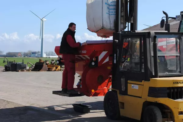 Chargement facile de la trémie frontale TF 1512 à partir d'un big bag 