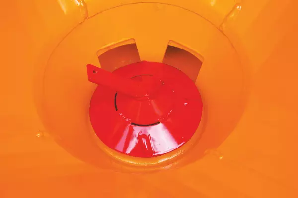 Adaptation de la distribution au produit sur le distributeur de sel et de sable VSA grâce à l'embase de trémie réglable et ses vannes en inox