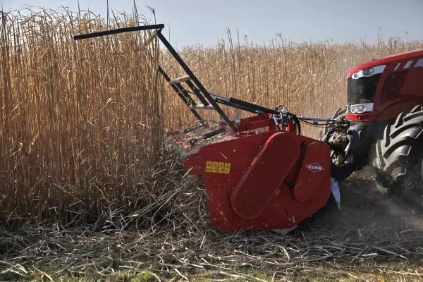 Préhension facilitée quel que soit le type et le volume de matière avec le broyeur cultures WS 320 BIO
