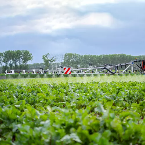 Pulvérisateur porté DELTIS 2 équipé d'une rampe MEA3 21 m