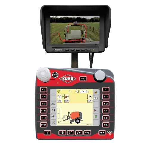 Écran caméra montrant une enrubanneuse et des balles