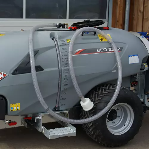 Photo du tuyau d'aspiration extérieure par venturi branché à un pulvérisateur KUHN