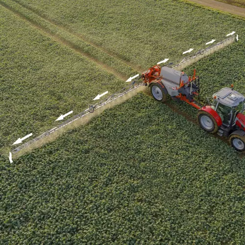 LEXIS 3000 dans un champ de colza