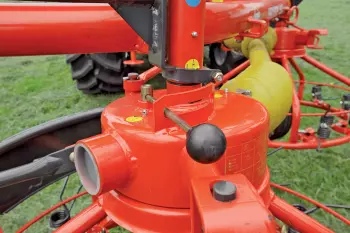 Si vous utilisez le HAYBOB 360 comme faneur à dépose latérale, il convient d'inverser la rotation d'un des rotors à l'aide d'un levier.