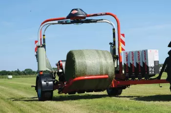 Le système de chargement unique, avec son long bras de chargement intégré à la table d'enrubannage.