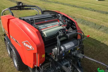 Photo de deux rouleaux de film étirable 750 mm normaux liant une balle