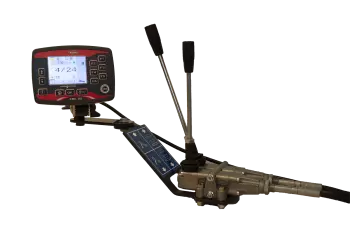 La version (C) pilotée par boîtier programmable avec télécommande à radio fréquence standard de la RW 1110 peut être commandée depuis un chargeur en utilisant une centrale hydraulique autonome ou un second tracteur pour alimenter l'enrubanneuse en huile et en électricité.