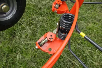 Fourches pivotantes à roulements nylon, montées individuellement.