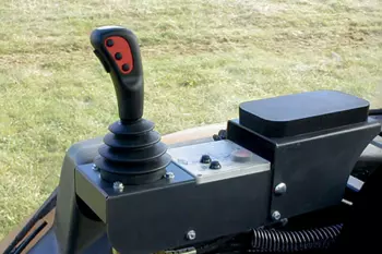 Photo de la commande de l'épareuse AGRI-LONGER GII P