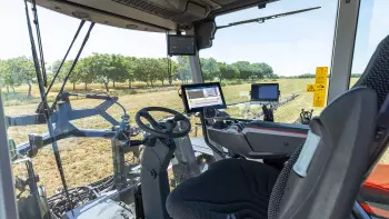 Photo de la cabine de l'automoteur ARTEC F40 EVO vue depuis le siège conducteur