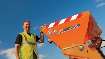 Moins de rechargements à prévoir avec la grande capacité du distributeur sel et sable AXEO