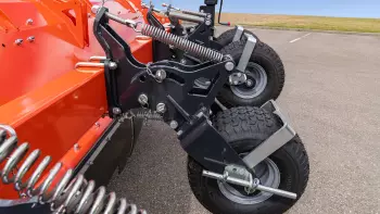 Consolidez les buttes grâce aux roues de pression optionnelles disponibles pour le broyeur BFP 320