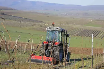 Photo du broyeur BV 14 au travail dans les vignobles